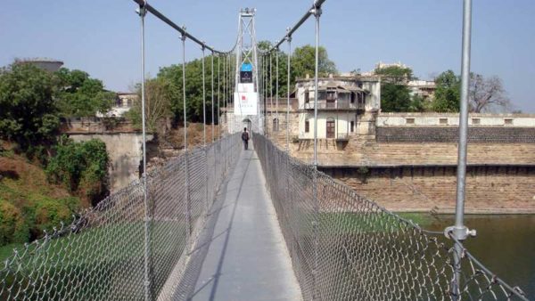 The colonial-era pedestrian suspension bridge in Morbi, Gujarat, which collapsed Sunday killing at least 141 people (Camaal Mustafa Sikan…/CC BY 3.0)