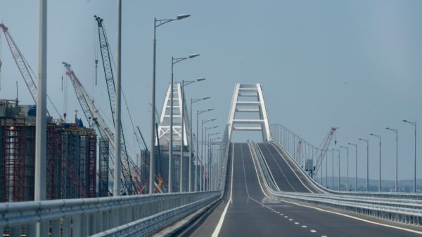 The completed Kerch road bridge in 2018 with the rail bridge still under construction on the left (Kremlin/CC BY 4.0)