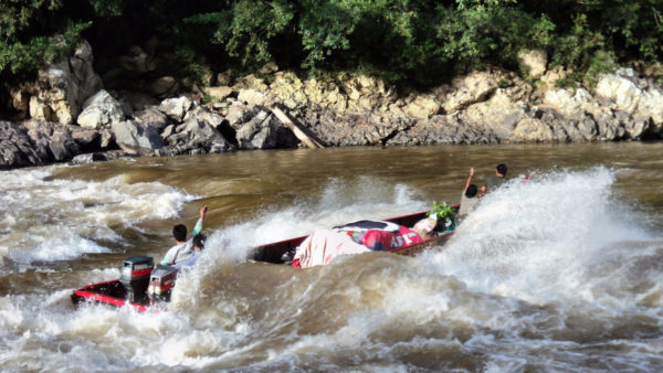 The Kayan River in the Borneo rainforest is a popular adventure holiday destination (Mundooz)