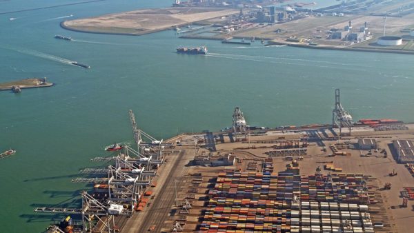 Shipping containers in Maasvlakte, where Porthos’ compressor will be located (Michielverbeek/CC BY-SA 3.0)