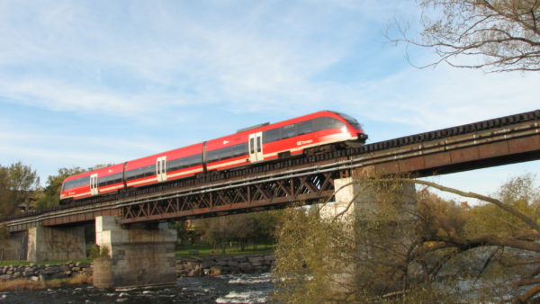 Ottawa Trillium line crossing het Rideau River (Lezumbalaberenjena/Public domain)